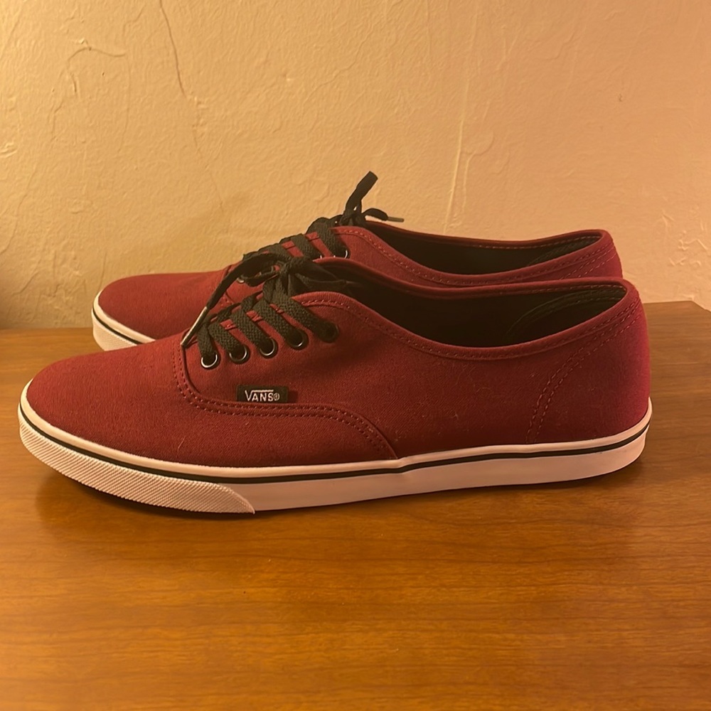 VANS Men-Woman AUTHENTIC SKATE SHOES SIze: 8.5Men-10woman